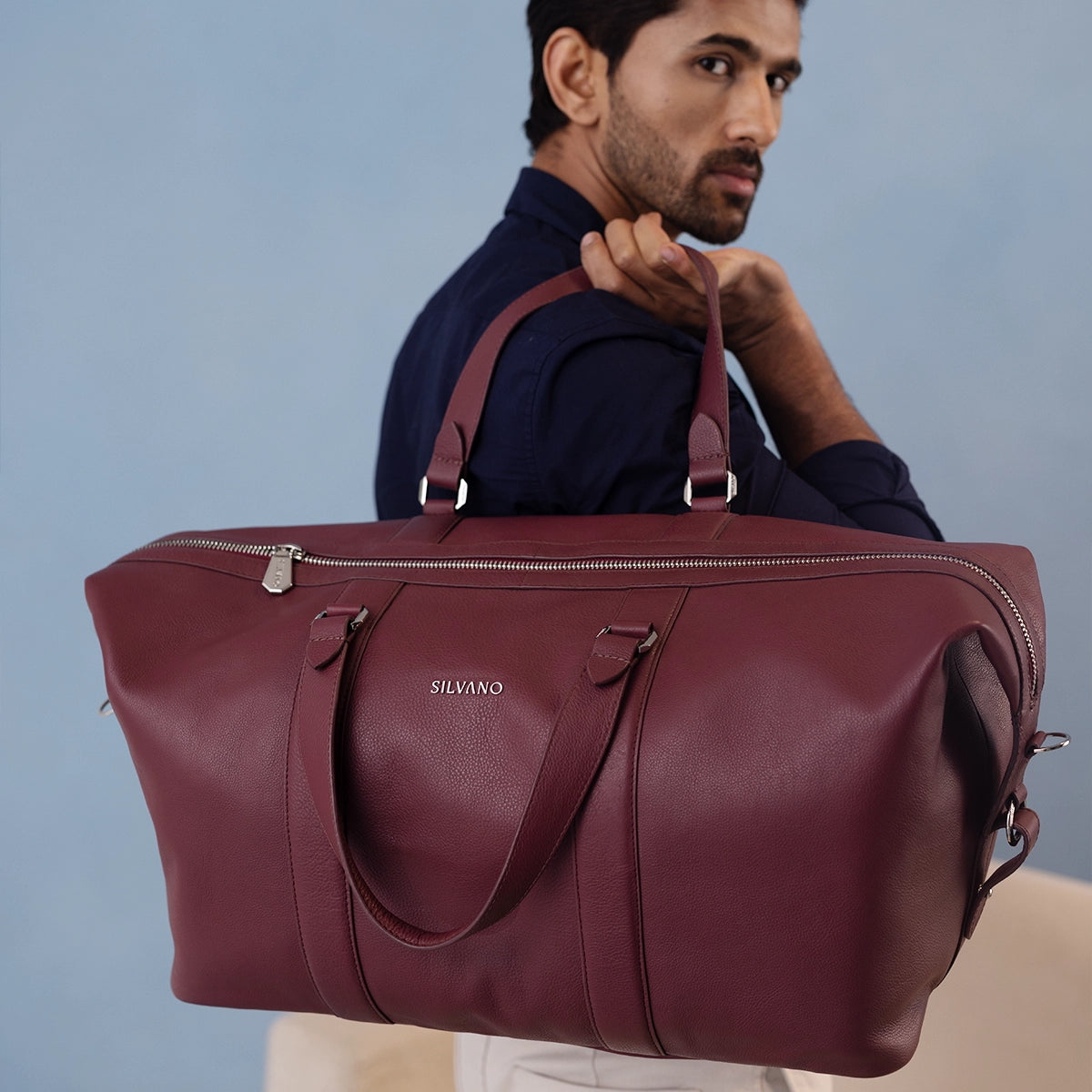 Man holding KNAPSACK WEEKENDER DUFFLE BAG - OX BLOOD