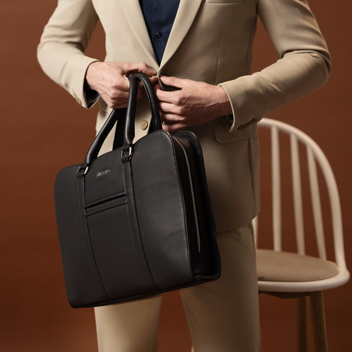 man holding silvano mayfair laptop bag - black leather laptop bag