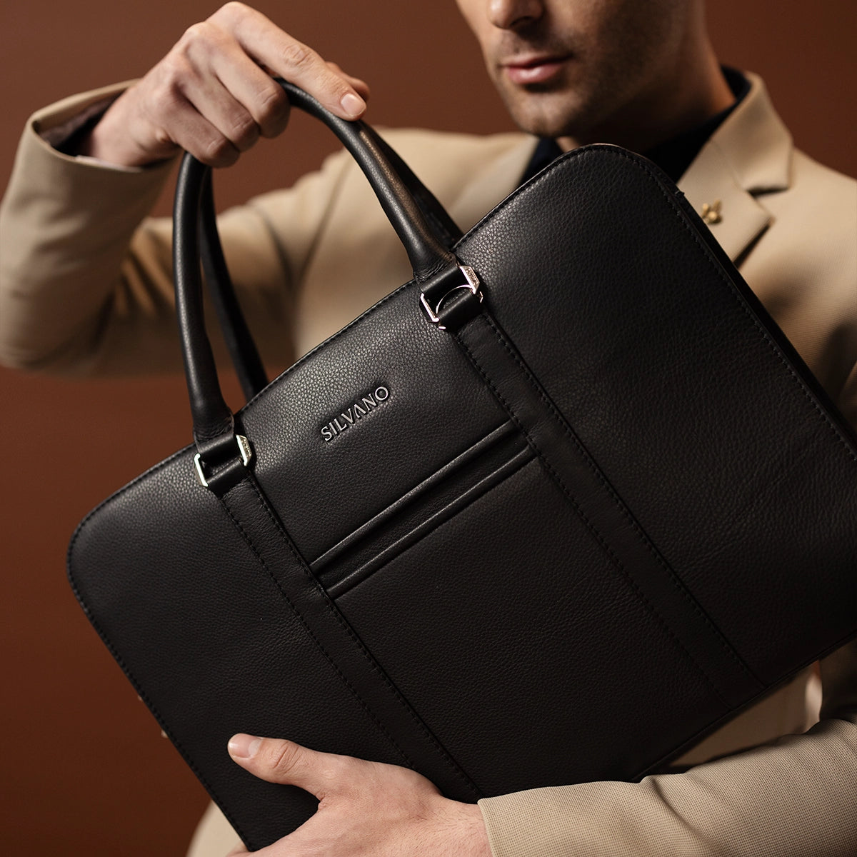 man holding silvano mayfair laptop bag - black leather laptop bag
